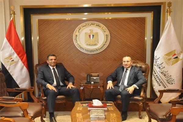 وزير التعليم العالي ومحافظ البحر الأحمر يبحثان تعزيز التعاون الطبي والأكاديمي بالمحافظة
