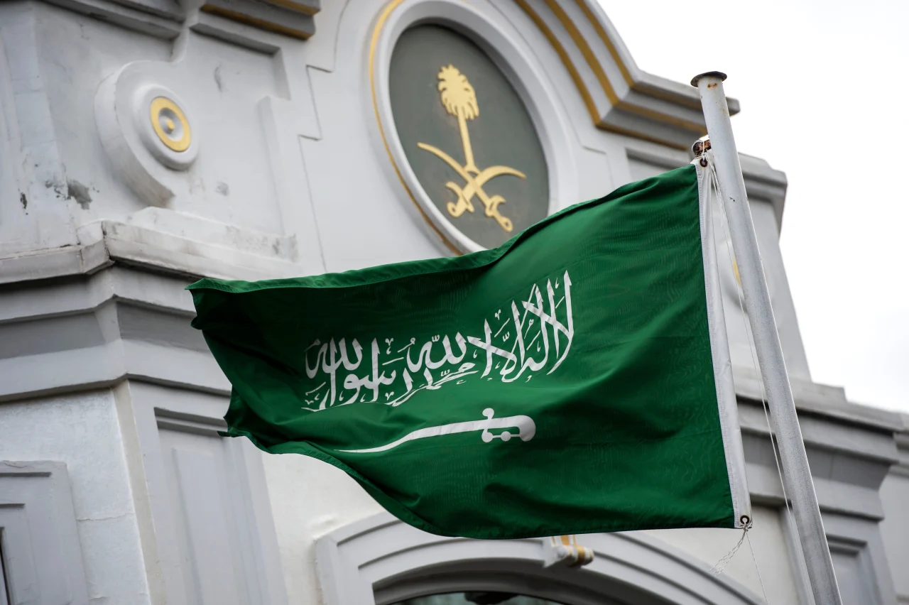سقوط مقذوف على موقع سكني يسفر عن قتلى ومصابين بين عمال آسيويين