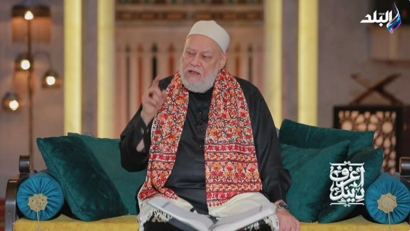 «لو شايف الشمس».. علي جمعة يوضح حكم الإفطار في الطائرة|فيديو