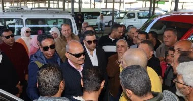 محافظ السويس يتفقد الالتزام بالتعريفة الجديدة لسيارات الأجرة