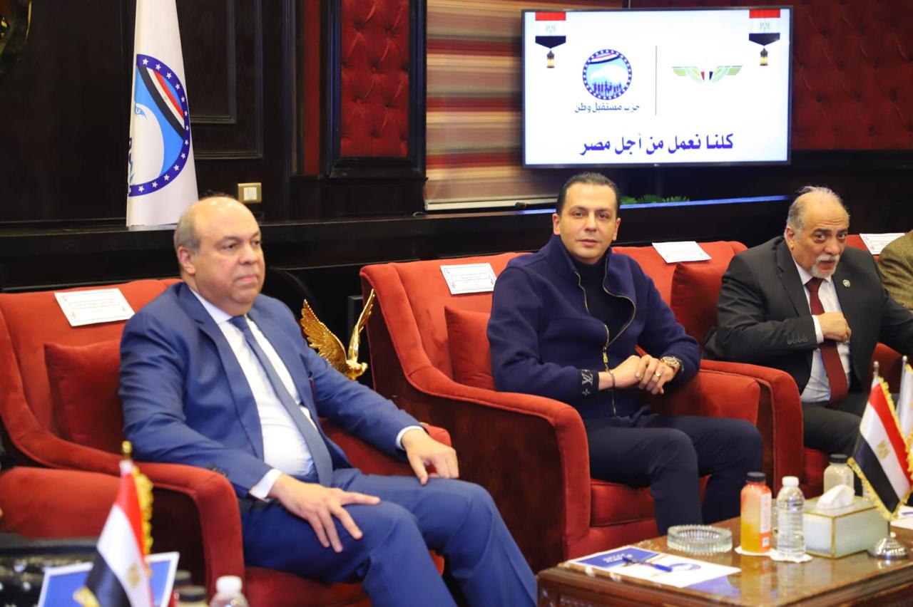 وزير الطيران يعرض خطة تطوير المطارات وتحديث أسطول مصر للطيران خلال لقاء مع مستقبل وطن