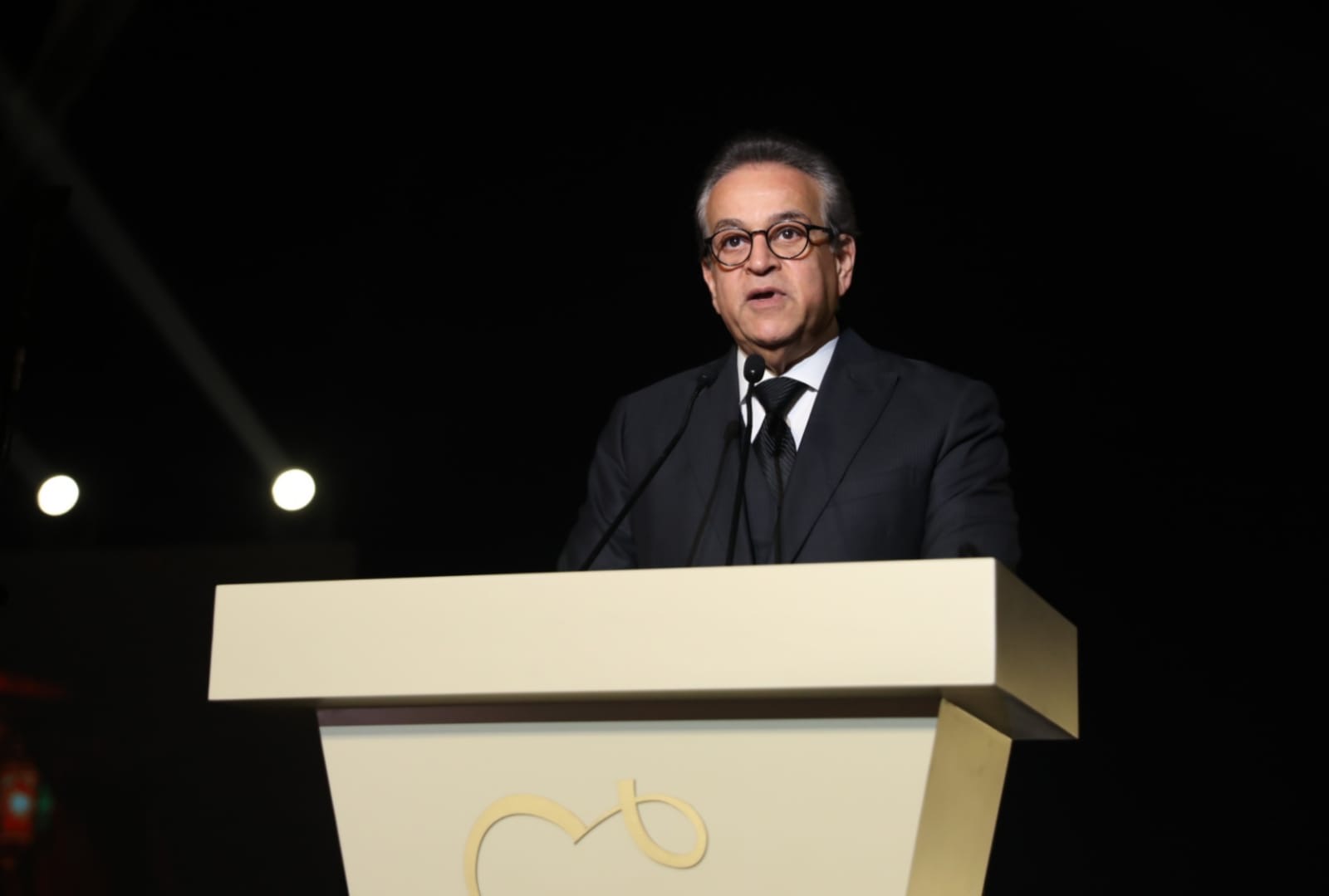 وزير الصحة يشيد بإنجازات مجدي يعقوب.. ومركز عالمي للقلب بالقاهرة قريبًا