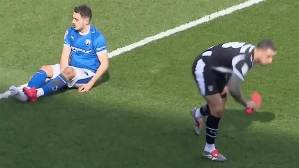 طرد غريب في إنجلترا.. لاعب يلقي حذاء خصمه خارج الملعب!