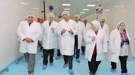 وزير الصناعة يتفقد مصنع آمون للأدوية بالعبور لدعم الصناعة الدوائية