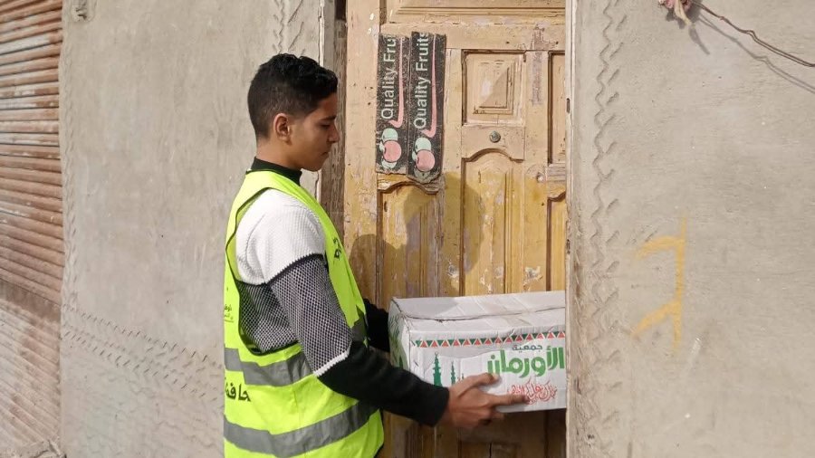 جمعية الأورمان تواصل توزيع المساعدات الغذائية بالمحافظات
