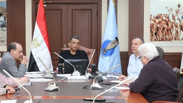 محافظ البحر الأحمر يناقش الخطة الاستثمارية 2026-2027