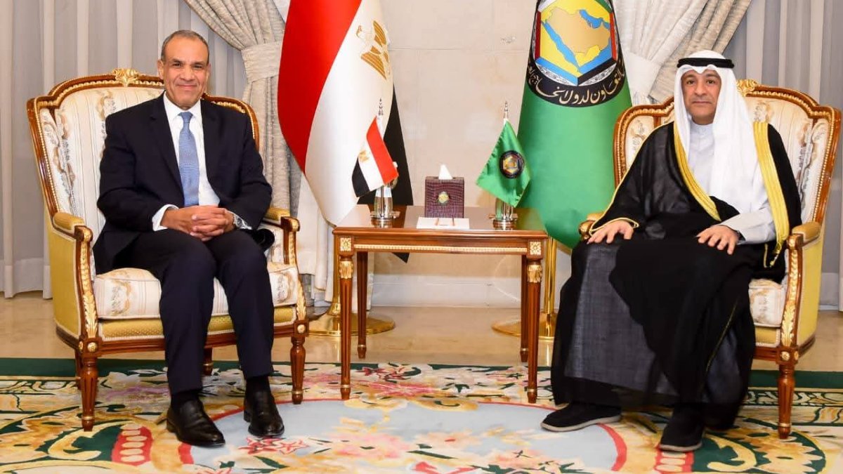 وزير الخارجية يبحث خفض التصعيد مع أمين التعاون الخليجي بالرياض