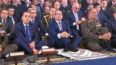 بحضور السيسي.. خطبة العيد تدعو لنبذ الجهل وبناء المجتمع