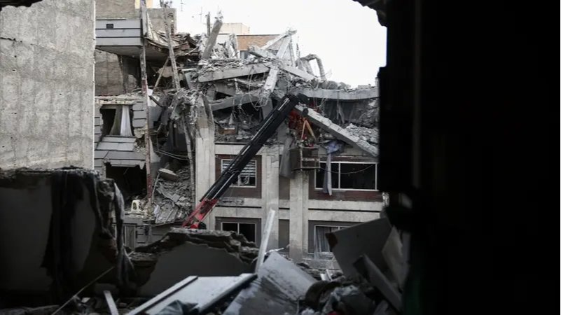 إيران وإسرائيل تتبادلان القصف.. صواريخ على النقب وهجمات على طهران