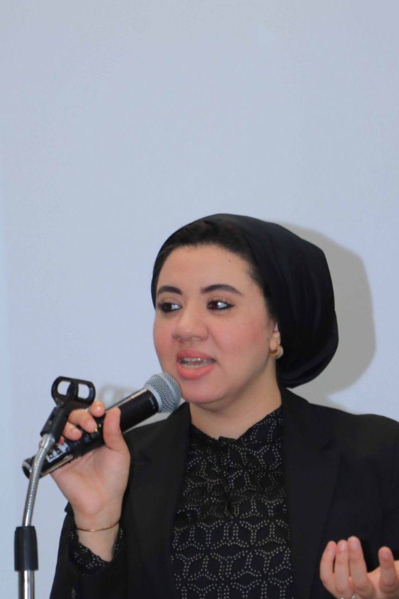 النائبة أميرة صابر تتقدم بطلب اقتراح برغبة بشأن التحول إلى استخدام أعمدة إنارة تعمل بالطاقة الشمسية على الطرق الرئيسية
