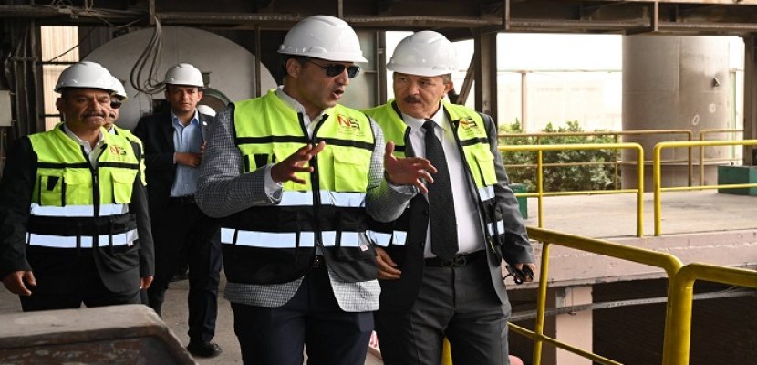 وزير الصناعة يتفقد مصانع الحديد والصلب بالسويس لتعزيز الإنتاج الوطني