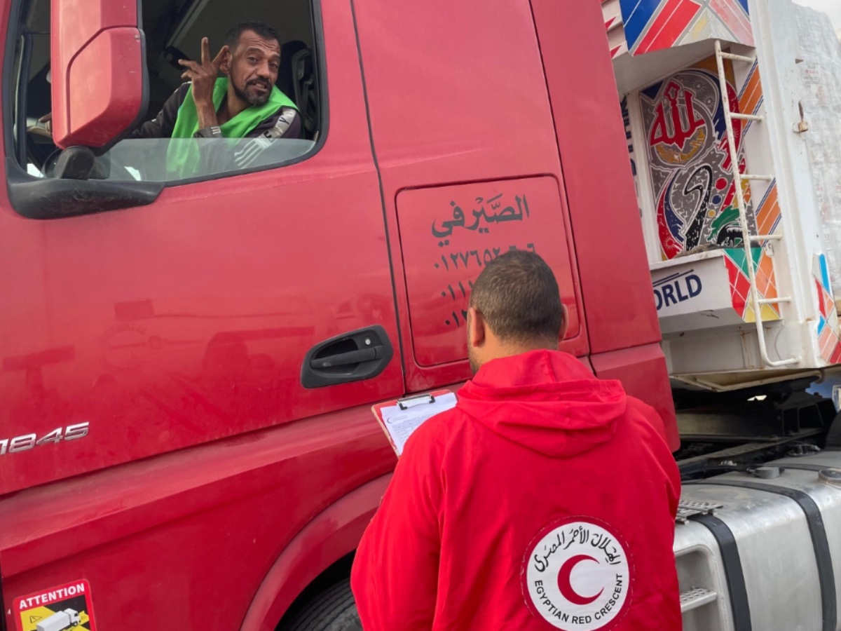 الهلال الأحمر المصري يطلق قافلة «زاد العزة» 172 ويحشد مساعدات لغزة
