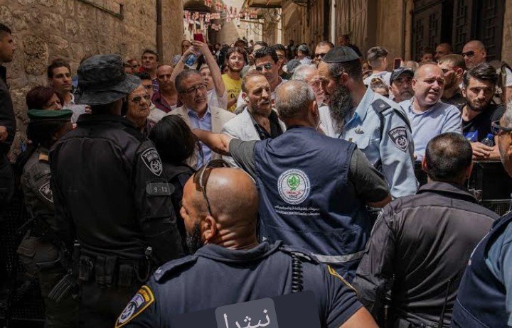 قوات الإحتلال  تقتحم كنيسة القيامة  وتعتقل المسيحيين خلال أداء مراسم "سبت النور"