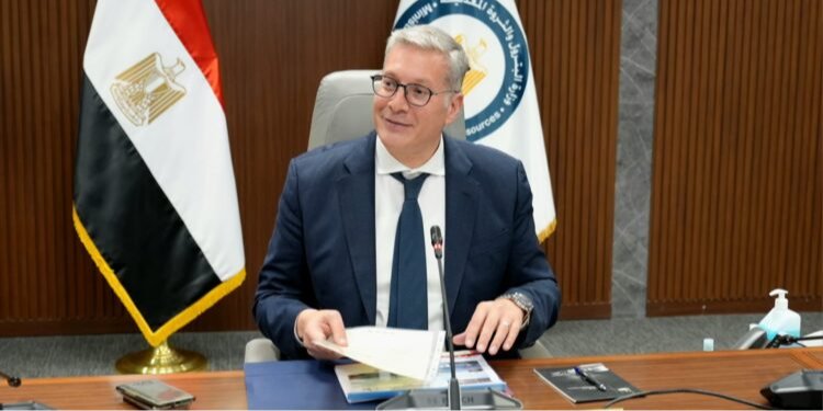 مجمع إنتاج السولار بأسيوط يقترب من التشغيل بطاقة 2.8 مليون طن
