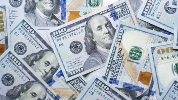 تراجع سعر الدولار مقابل الجنيه ببداية تعاملات اليوم