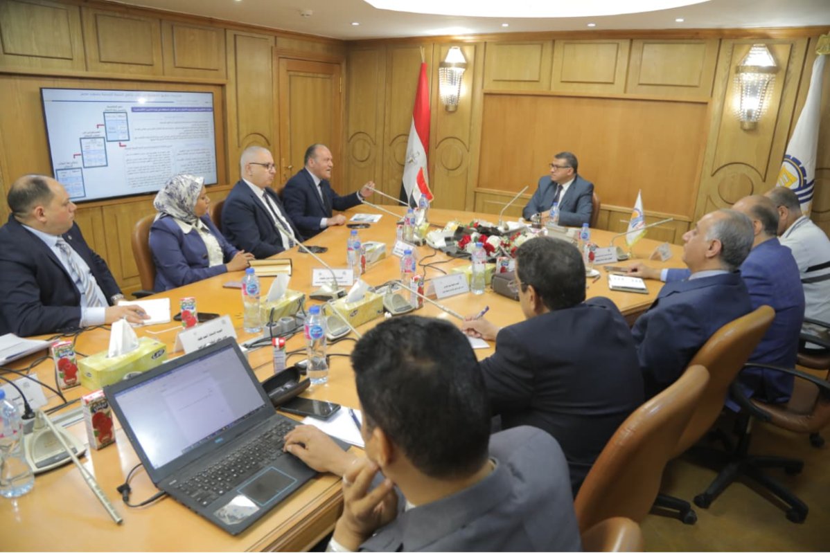 محافظ قنا يستعرض إنجازات برنامج التنمية المحلية
