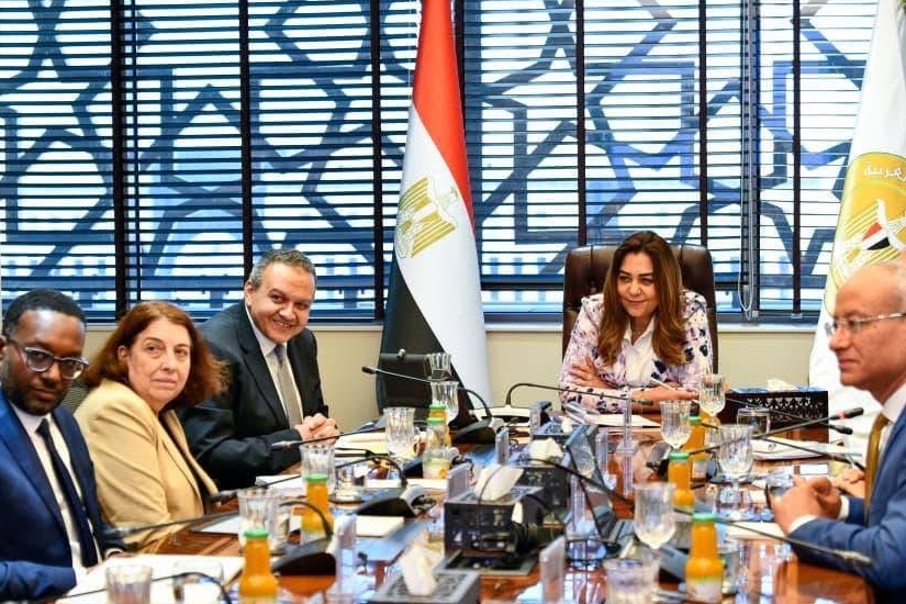 بيئة القاهرة تتغير.. 100 أتوبيس كهربائي ومشروعات كبرى للهواء والمخلفات