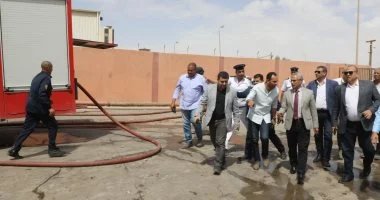 محافظ بني سويف يتابع حريق مصنع ورق ببياض العرب