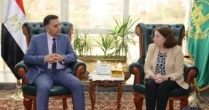 محافظ القليوبية يبحث مستجدات مشروع تلوث الهواء وإغلاق أبو زعبل