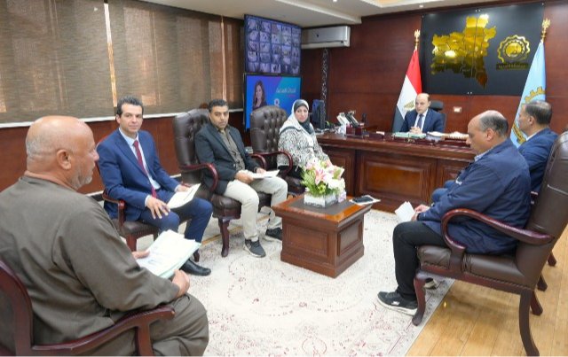 محافظ الغربية يلتقي المواطنين ويبحث الشكاوى ويصدر توجيهات
