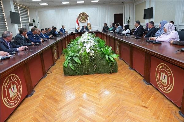 وزير العمل يلتقي قيادات الشرقية لمتابعة تنفيذ خطط الوزارة