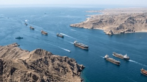 توتر بحري متصاعد: عبور 9 سفن نفط وغاز مضيق هرمز و حوادث قرب الفجيرة