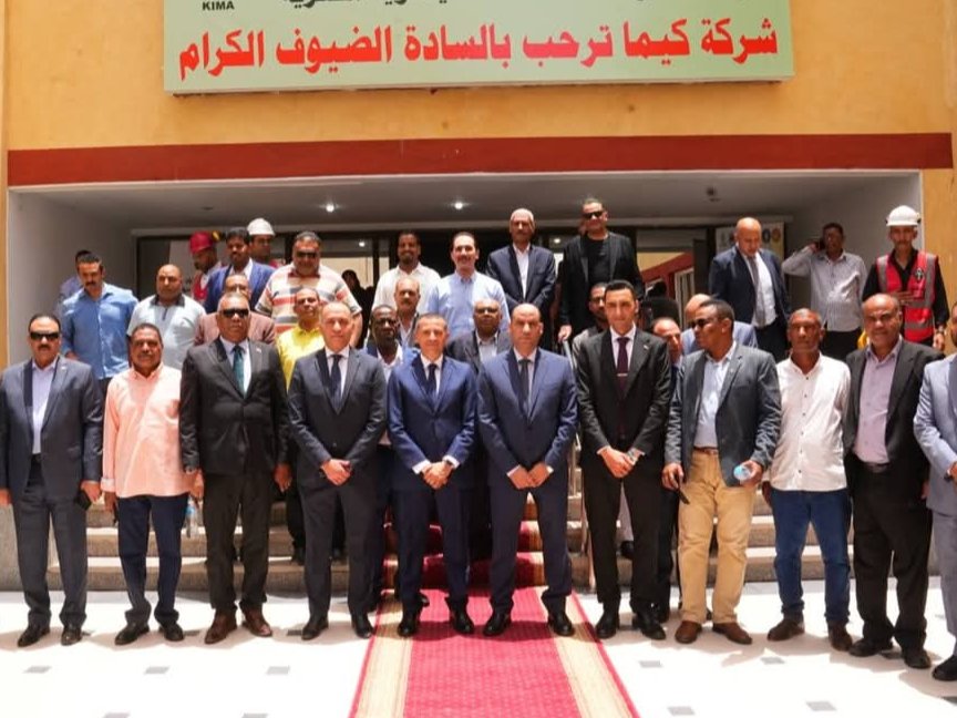 وزير العمل بداخل قلعة" كيما " للكيماويات لدعم الصناعة الوطنية وتشجيع الاستثمار