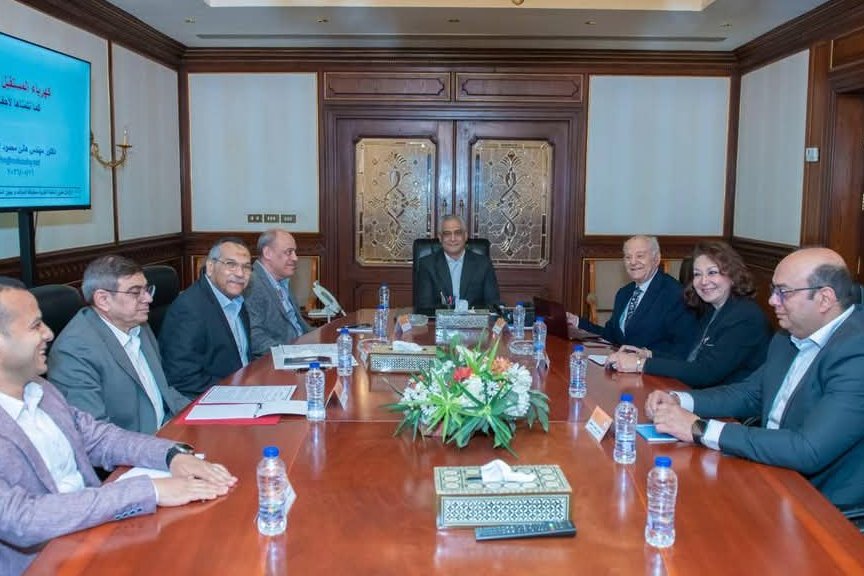 جمبلاط  يبحث مع خبير دولى أوجه تعظيم الاستفادة من الطاقة الشمسية الحرارية