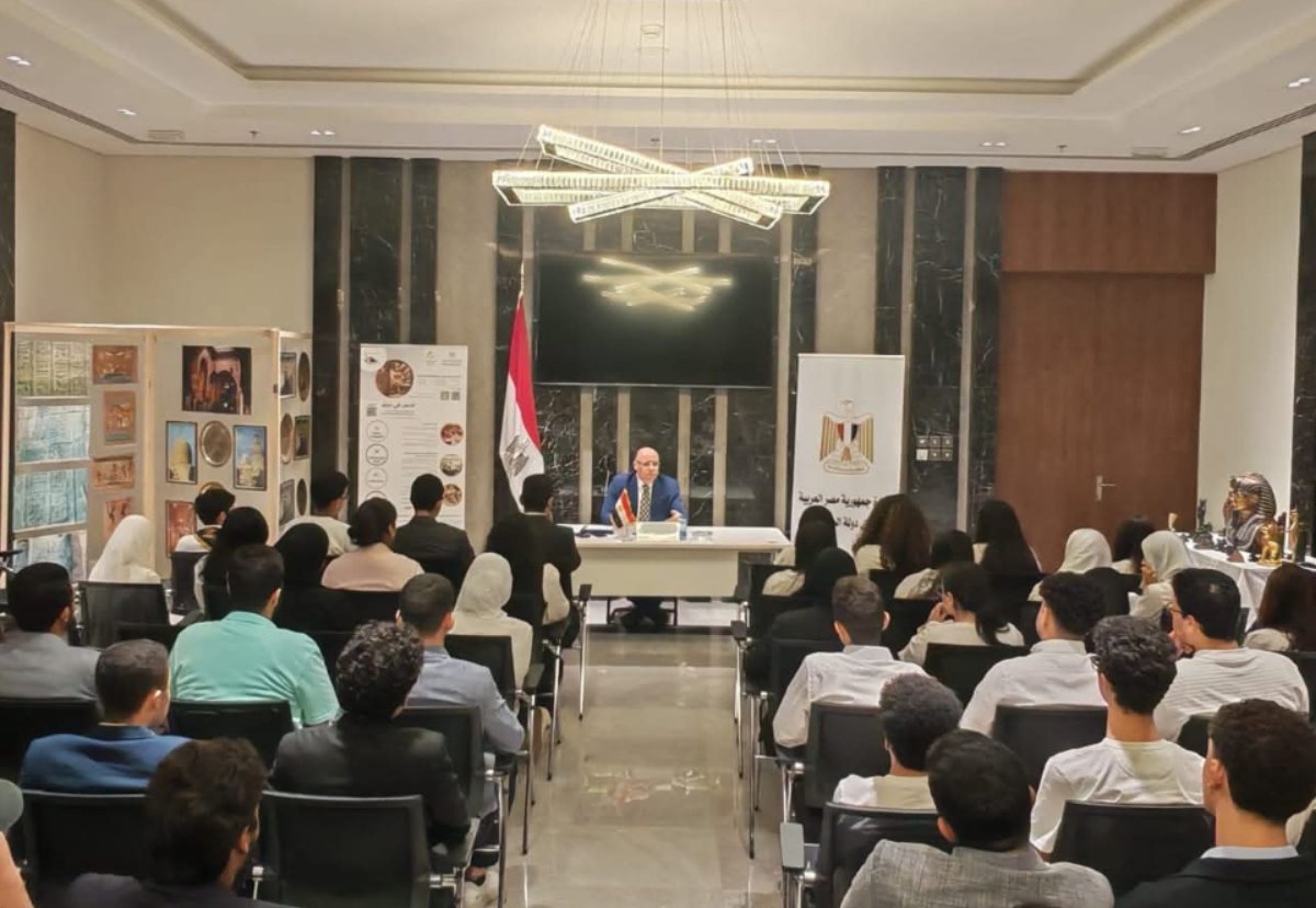 السفير المصري في الكويت يلتقي مجموعة من الطلاب المصريين