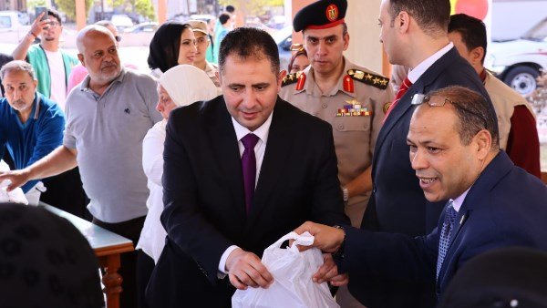 محافظ دمياط يشهد توزيع لحوم على الفئات الأولى بالرعاية