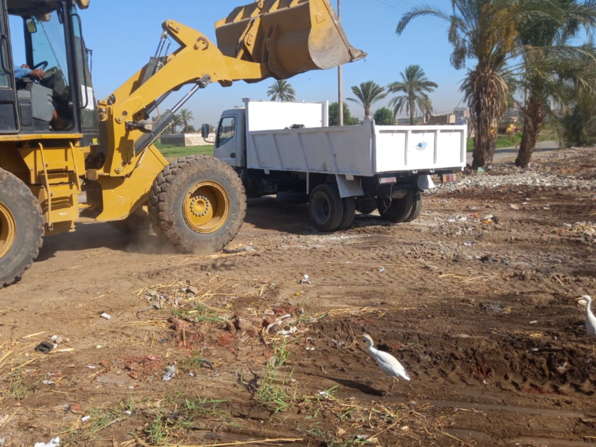 محافظ قنا يوجه بتكثيف حملات النظافة.. ورفع 64 طن مخلفات بمركز الوقف