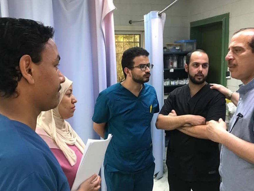 نائب وزير الصحة يحيل طبيب أشعة وموظف للتحقيق خلال جولة مفاجئة بمستشفيات القاهرة