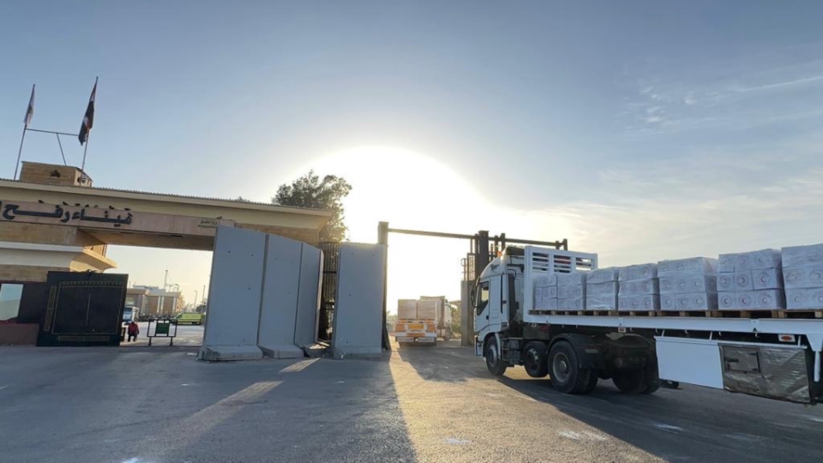 الهلال الأحمر يطلق قافلة «زاد العزة 207» بأكثر من 2400 طن مساعدات