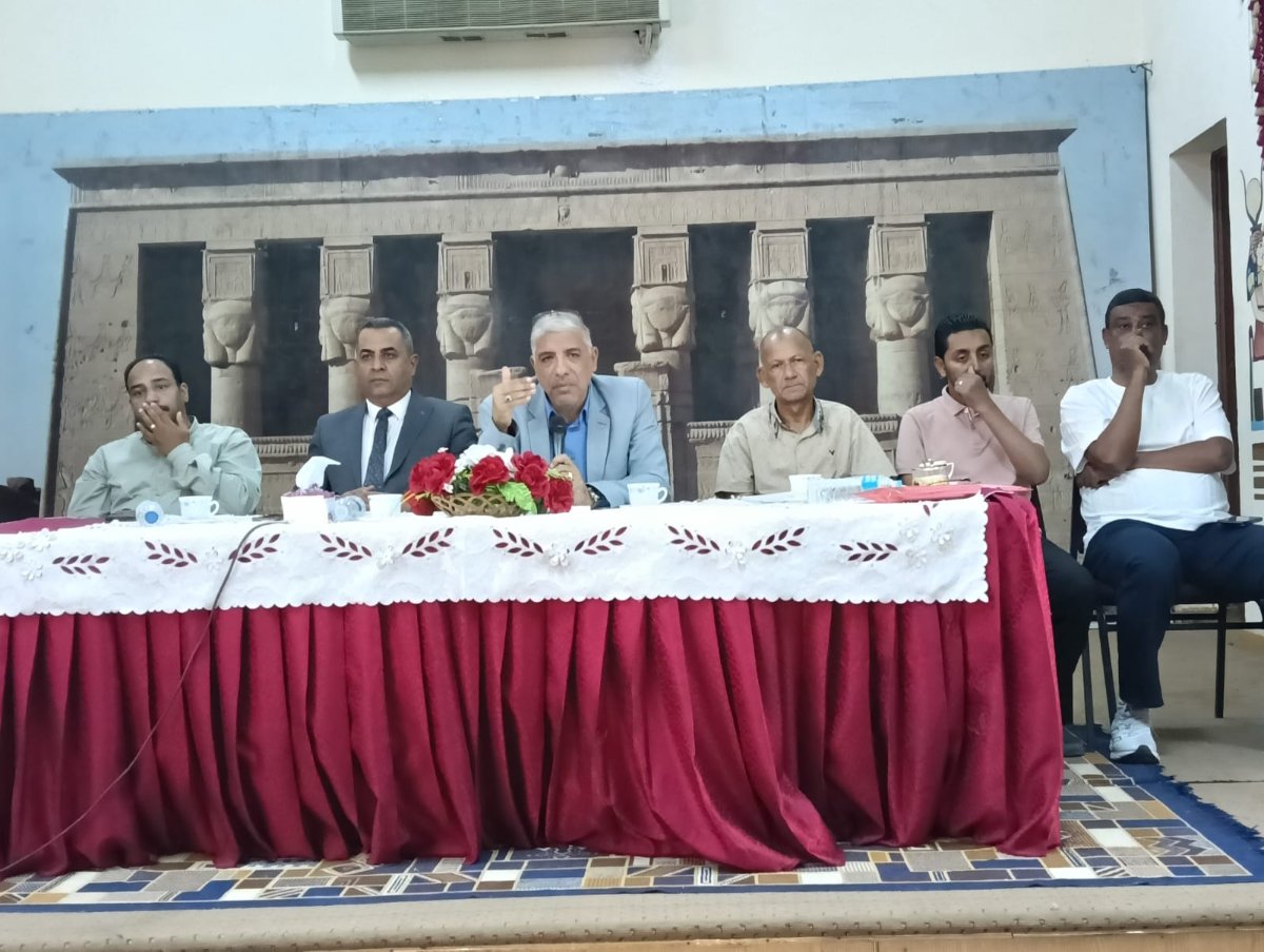 مدير تعليم قنا يواصل لقاءاته مع رؤساء اللجان والمراقبين استعدادًا لامتحانات الشهادة الإعدادية
