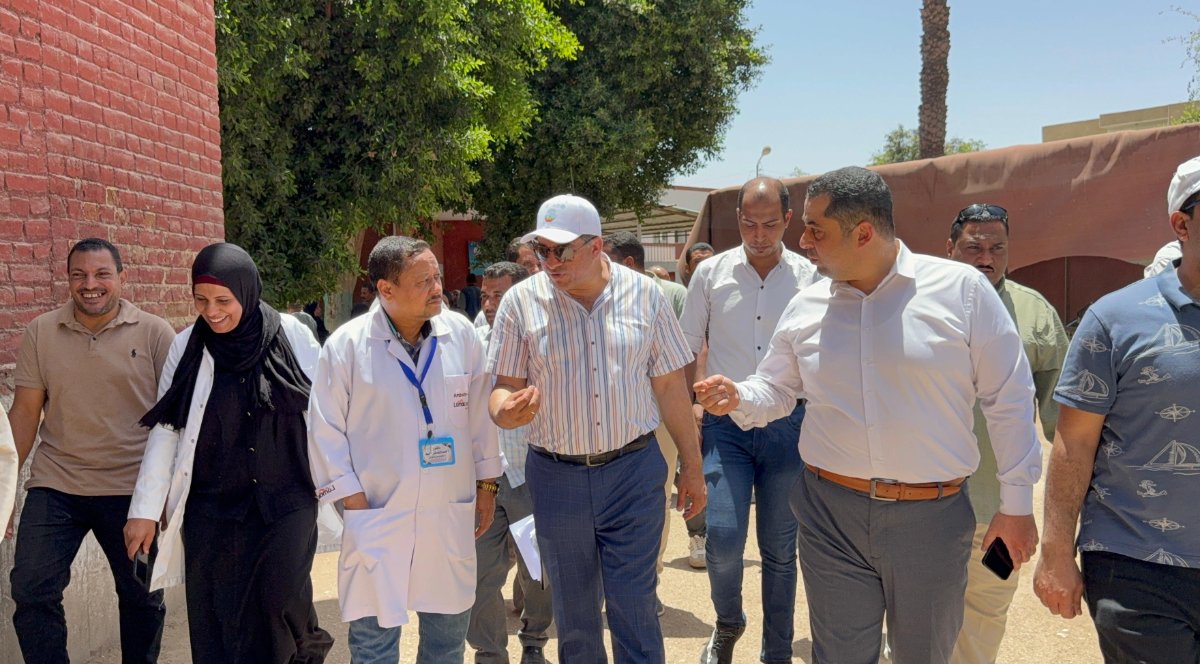 خلال جولة مفاجئة.. محافظ قنا يوجه بزيادة طلبات العلاج المجاني بمستشفى قوص
