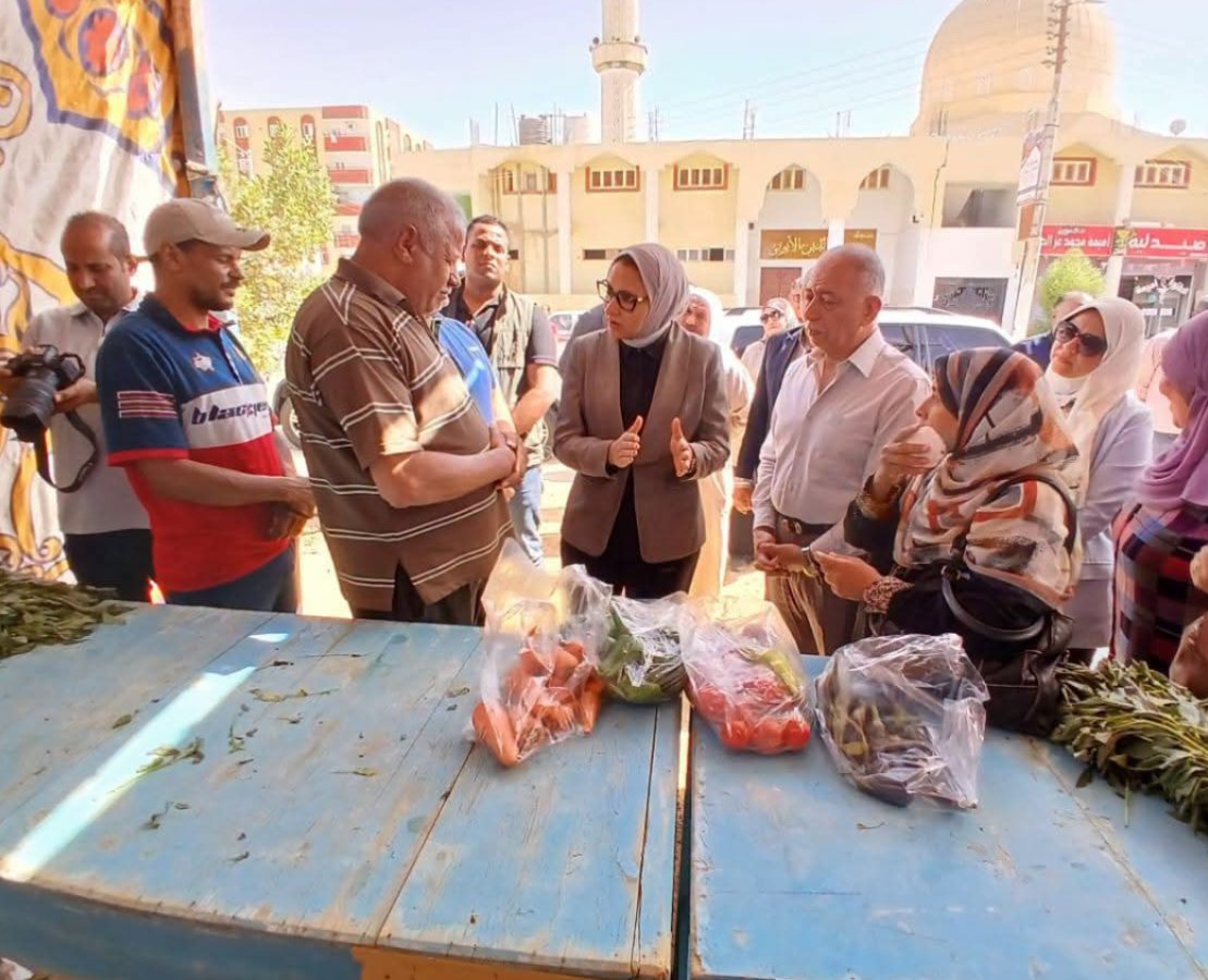 محافظ الوادي الجديد تتفقد منفذ الوحدة المحلية بحي أرض السلام بالخارجة