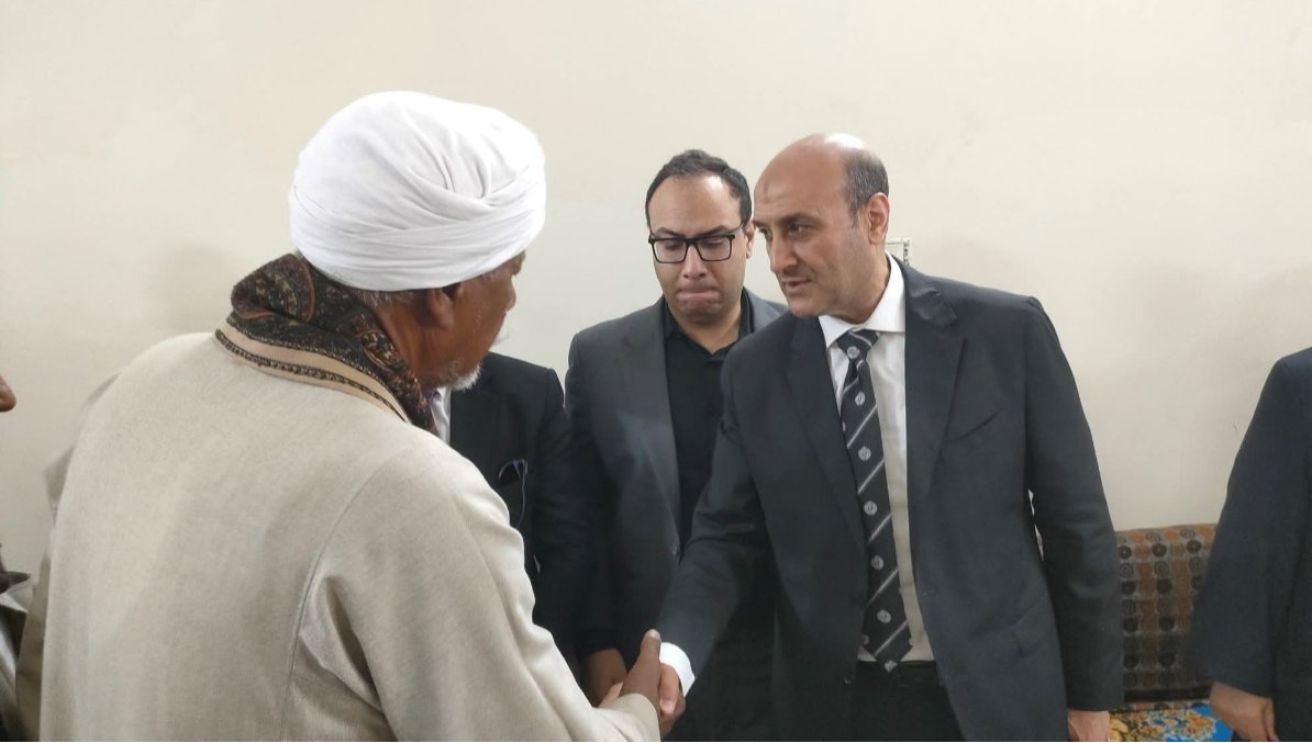 محافظ أسيوط يترأس وفدًا رسميًا وشعبيًا لتقديم واجب العزاء لأسر ضحايا حادث أبنوب