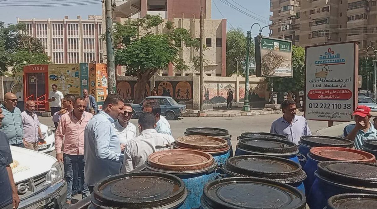 المنيا: ضبط سيارة ربع نقل محملة بـ 2 طن زيوت طعام مجهولة المصدر وغير صالحة للاستهلاك الآدمي قبل ترويجها بالأسواق في حملة تموينية مكبرة