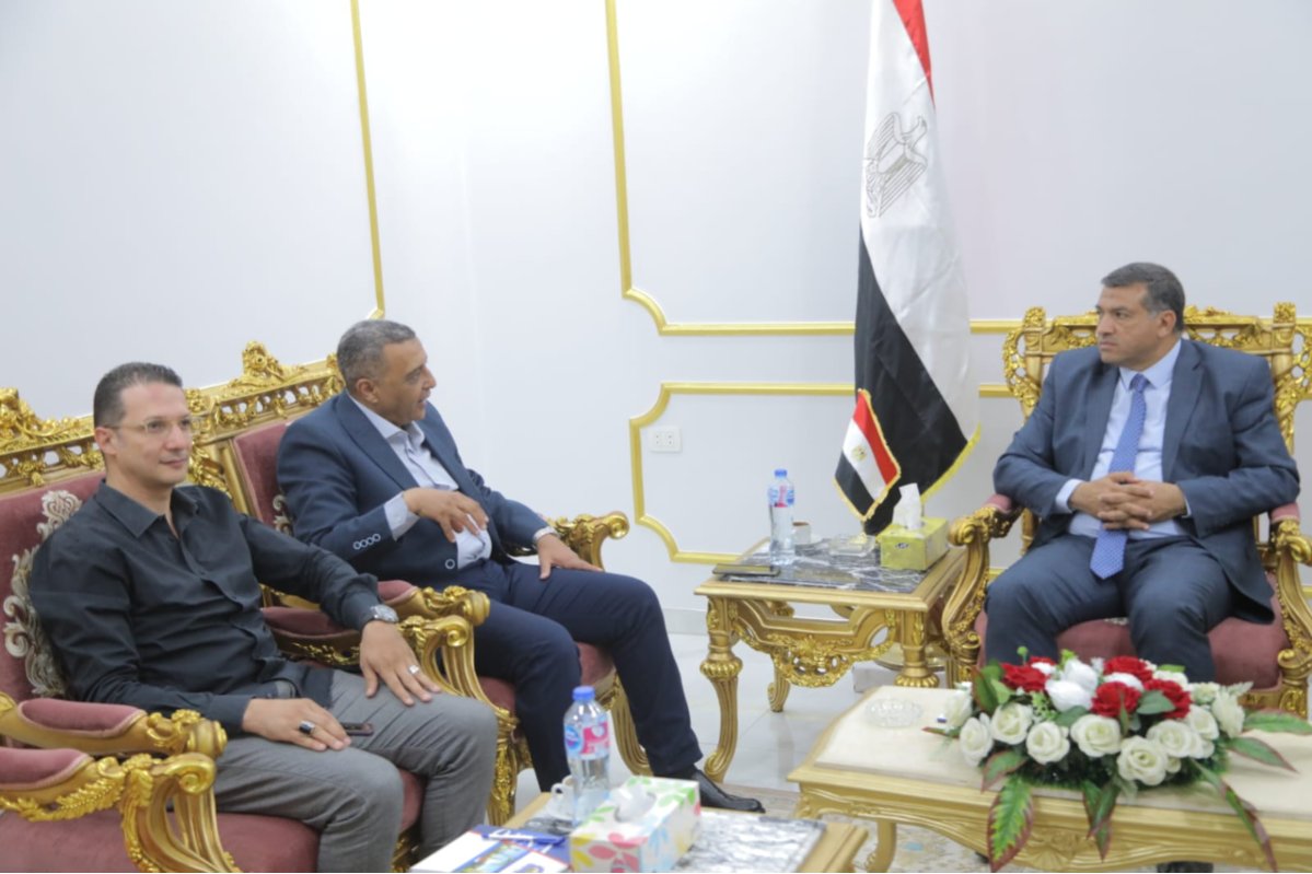 محافظ قنا يبحث مع رئيس "مشروعات الصرف" خطة دفع العمل وتذليل عقبات التنفيذ