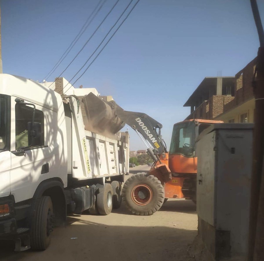 رفع 180 طن مخلفات وإيقاف أعمال بناء مخالف بأحياء مدينة الأقصر
