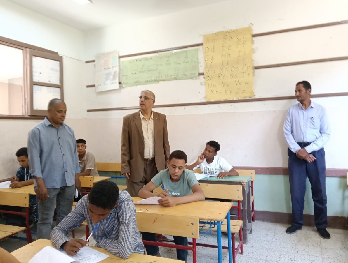 «تعليم قنا»: جولة مفاجئة لوكيل الوزارة لمتابعة امتحانات الإعدادية بالوقف