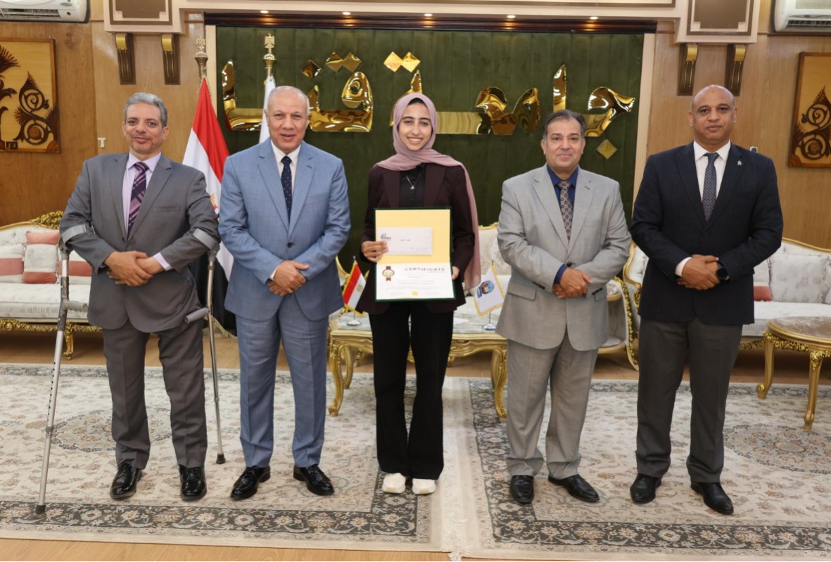 رئيس جامعة قنا يُكرم طالبتين بـكلية «العلوم» لحصادهما جائزة أفضل بحث علمي