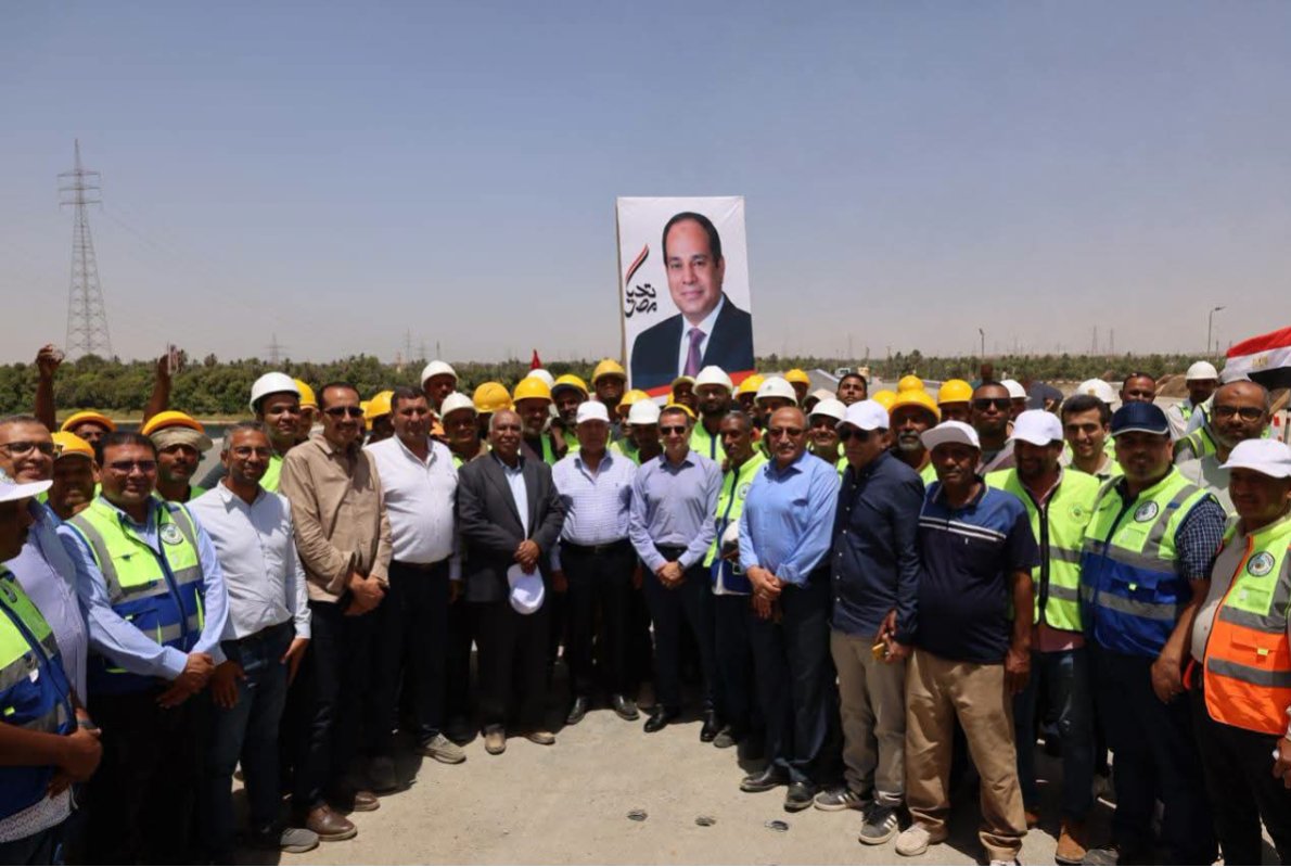 وزير النقل ومحافظ أسوان يتفقدان محور "دراو" التنموي لربط شرقي النيل بغربه