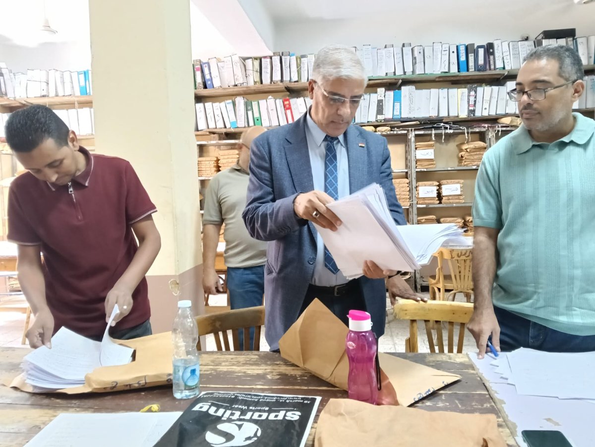 وكيل وزارة التعليم بقنا يطمئن على انتظام تصحيح أوراق الإعدادية