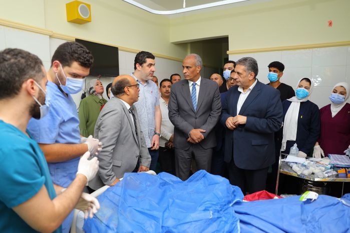 محافظ كفر الشيخ يزور "رئيسة قرية التفتيش" بالمستشفى .. إجراءات حاسمة ورادعة ضد الجناة