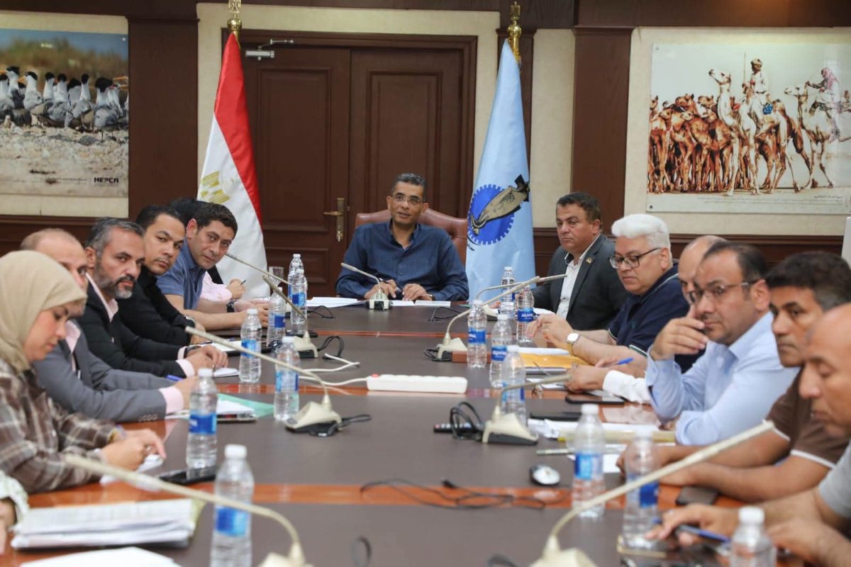 محافظ البحر الأحمر يوجه بتسريع وتيرة مشروعات البنية التحتية والخدمية بالغردقة ورأس غارب
