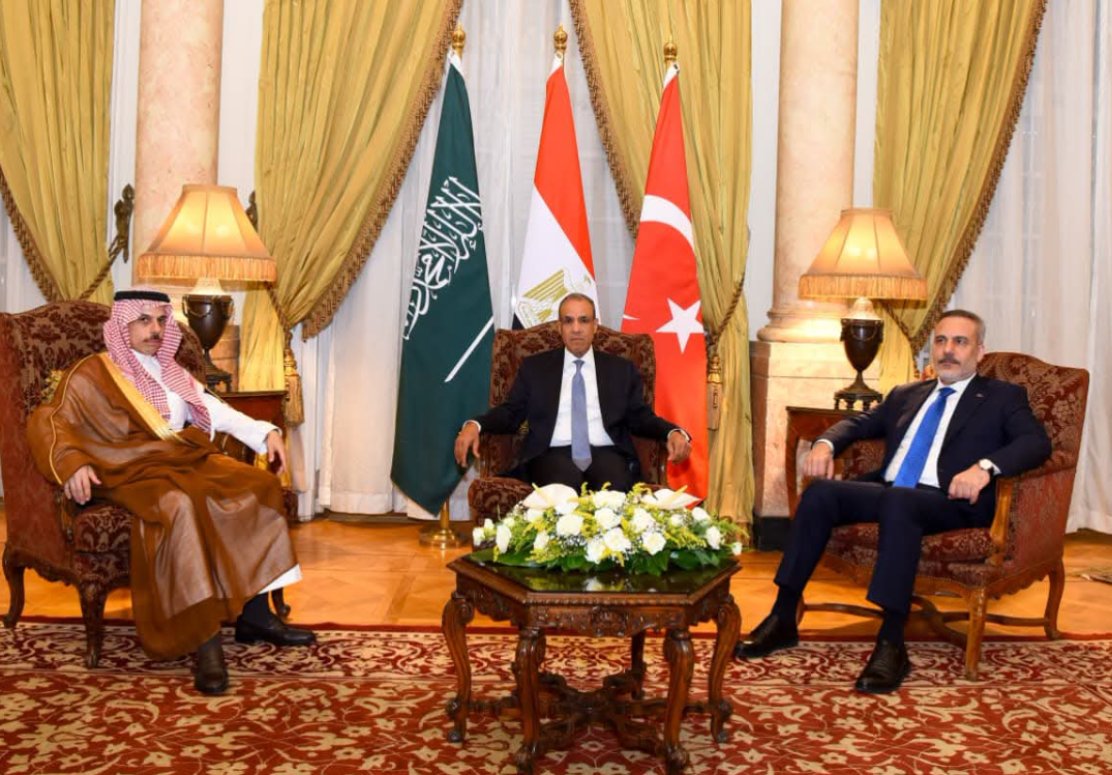 وزير الخارجية يعقد لقاءً مع نظيريه السعودي والتركي لبحث التطورات الإقليمية