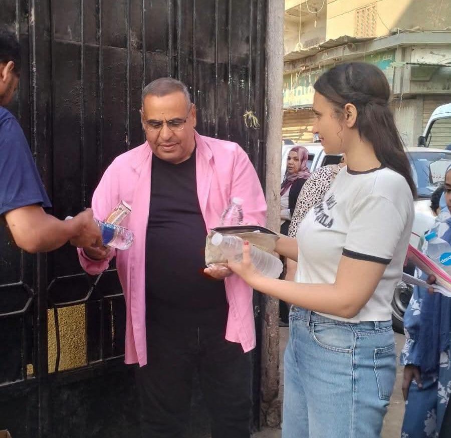 مدير تعليم غرب شبرا الخيمة يوزع العصائر والمياه على طلاب الثانوية العامة لطرد "رهبة اللجان"