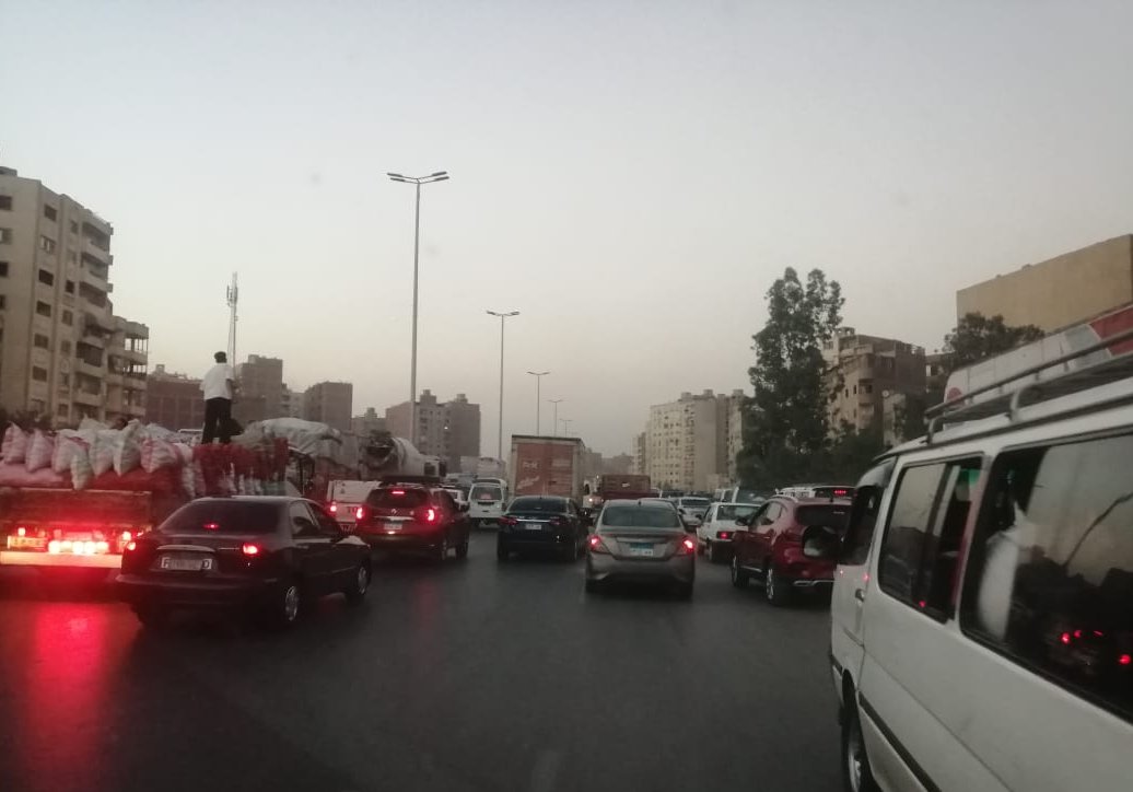 عاجل.. تكدس مروري إثر إنقلاب سيارة نقل "تريلا" أعلي الطريق الدائري بالوراق