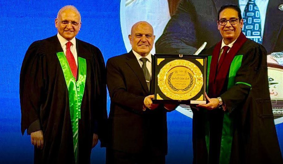 تكريم رئيس هيئة النيابة الإدارية خلال احتفالية كلية الحقوق بجامعة القاهرة